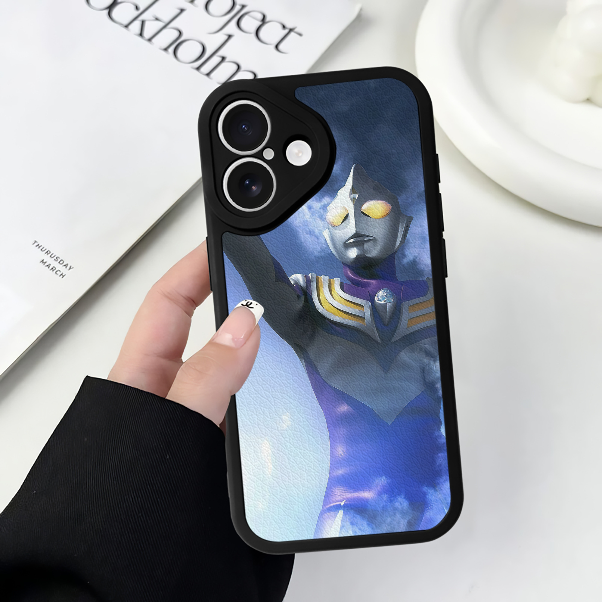 （画像用） ウルトラマン Ultraman 【iPhone 16シリーズ対応】シリコンスマホケース（レザー調） 材質：シリコン